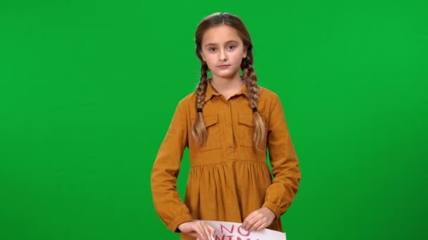10代の女の子は動物のテストプラカードのカメラの揺れ頭を見て表示されます 緑の画面の背景に意識的な白人のティーンエイジャーの広告ペット保護の肖像画 — ストック動画