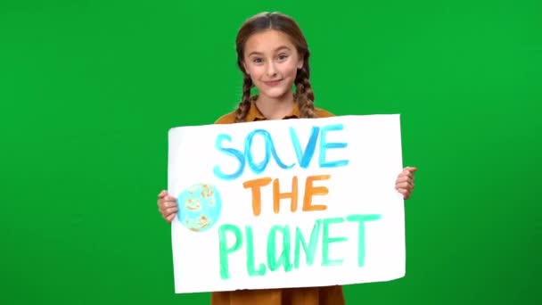 女孩打开拯救地球的旗帜微笑着看着站在彩色键背景的相机 关心的白人青少年在绿色屏幕上做环保广告的肖像 — 图库视频影像