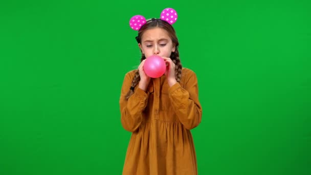 Joyeux Adolescent Caucasien Soufflant Ballon Rose Posant Sur Fond Vert — Video