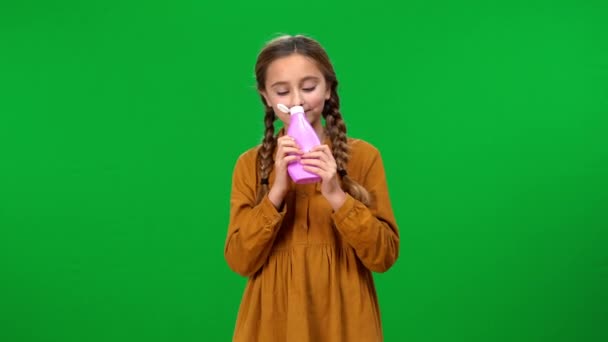 Девочка Подросток Нюхающая Шампунь Гелем Душа Розовой Бутылке Улыбается Показывая — стоковое видео