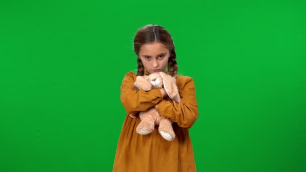 Грустная Девочка Подросток Скрещенными Руками Игрушечным Кроликом Смотрит Камеру Стоящую — стоковое видео