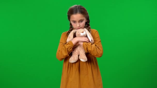 Портрет Засмученої Кавказької Дівчини Яка Обіймає Іграшкове Мислення Кролика Дивиться — стокове відео