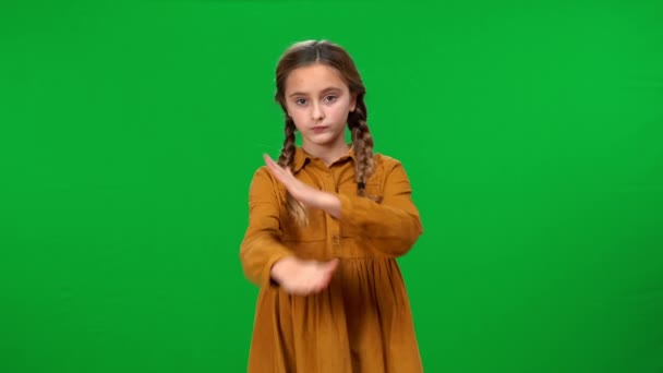 严重的少年白人女孩的手势没有摇头看着相机的彩色关键背景 绿色荧幕上自信而不认同的青少年的正面形象 — 图库视频影像