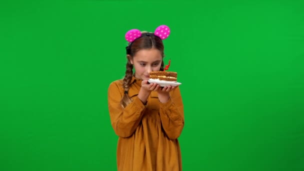 Портрет Очаровательной Счастливой Белой Девушки Подростка Позирующей Кусочком Торта Зеленом — стоковое видео