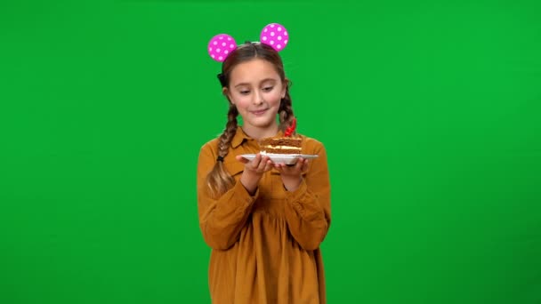 自信迷人的少女微笑着吃着美味的甜生日蛋糕 看着相机 积极快乐的白人青少年在绿屏背景下享受美味的甜点 — 图库视频影像