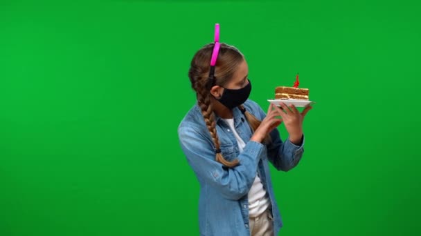 年轻的白种人女孩戴着验尸官的面具 带着生日蛋糕 在镜头前表现出无可奈何的样子 在绿色屏幕上摆出悲哀的少年形象 庆祝科维德19流感大流行节假日 — 图库视频影像