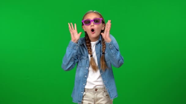 Emocionado Adolescente Que Pone Gafas Violeta Sonriendo Gesto Fondo Pantalla — Vídeo de stock