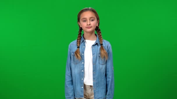 Yeşil Ekrandaki Kameraya Gülümseyen Hoş Bir Jest Yapan Genç Kız — Stok video