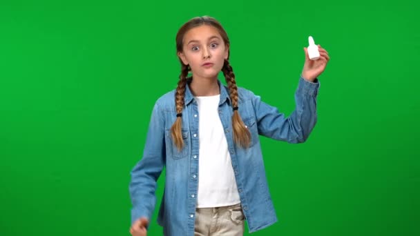 满意的少女在绿色屏幕背景下做鼻滴广告 微笑着摆弄着大拇指 看着相机 用彩色键配药的自信快乐白人青少年的画像 — 图库视频影像