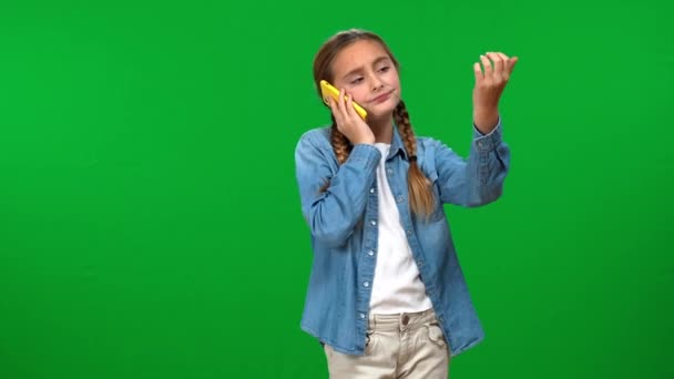 自信的少女通过电话在绿色屏幕上看着指甲 高傲的白人青少年在智能手机上用色键背景聊天的肖像 — 图库视频影像