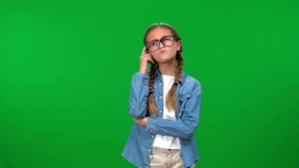 Cerdas Terkonsentrasi Gadis Remaja Kacamata Berpikir Gerakan Aku Punya Ide — Stok Video