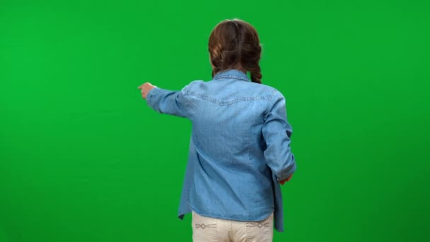 回顾青少年白种人女孩指向绿色屏幕背景和转向相机 用彩色键上的网络技术模仿迷人漂亮少年的肖像 — 图库视频影像