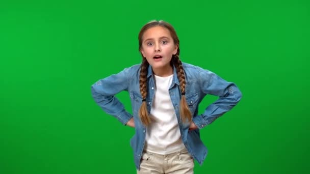 不满震惊的少女举起拳头 微笑地站在绿屏的背景上 中镜头前视白种人青少年在彩色键上摆姿势 — 图库视频影像