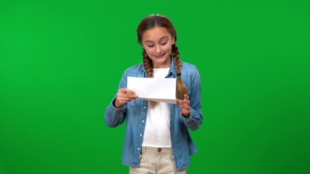 青少年白种人女孩展开信撕破纸与不满的面部表情在绿色屏幕上 色心背景下不满青少年的画像 — 图库视频影像