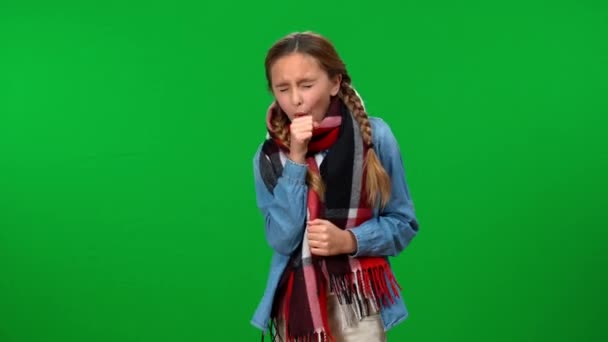 生病的少女咳嗽着看着站在彩色背景下的相机 绿色荧幕上不健康的白人青少年的画像 — 图库视频影像