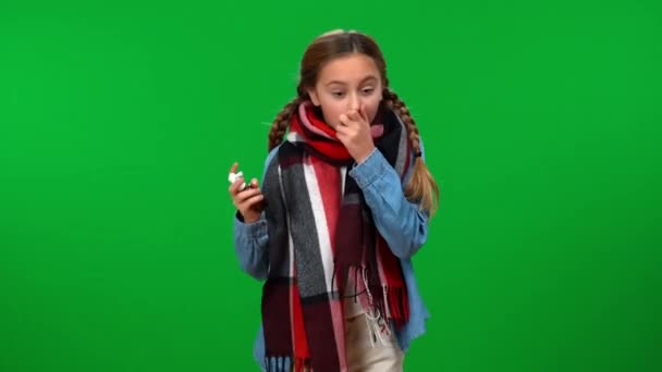 Biała Nastolatka Kichająca Pokazująca Leki Patrzące Kamerę Niezadowolonym Wyrazem Twarzy — Wideo stockowe