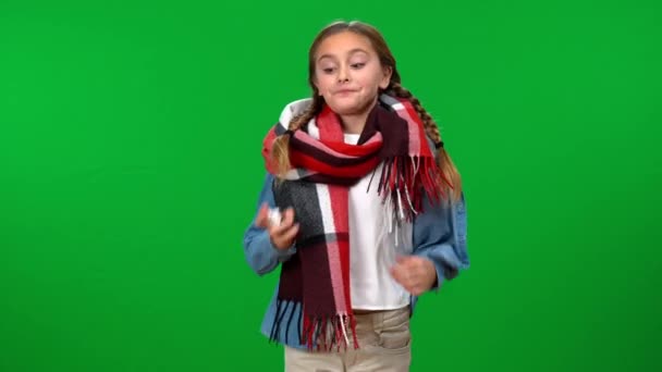 少女喷口喷雾微笑脱下围巾在绿色屏幕上跳舞背景微笑 满意的白人青少年在色键上做广告 宣传有效的药物治疗 — 图库视频影像