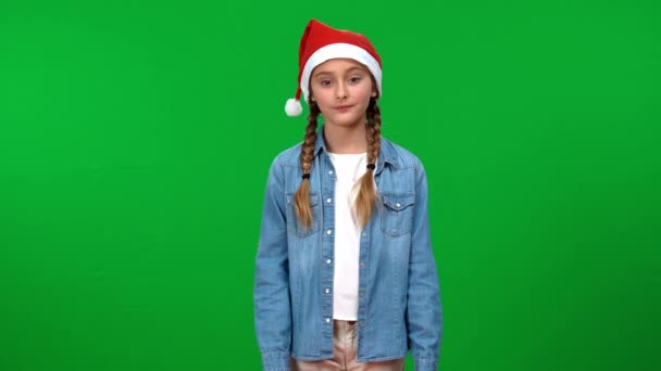Радостная Девушка Рождественской Шляпе Подарком Зеленом Фоне Экрана Портрет Радостного — стоковое видео