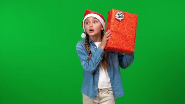 Caja Sacudidas Chica Adolescente Con Regalo Navidad Mirando Cámara Encogiéndose — Vídeo de stock