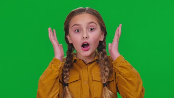 緑の画面でジェスチャーカメラを見て口を開けて興奮した女の子を驚かせました フロントビュークローズアップポートレートの驚いている白人の十代の若者たちポーズ上のクロマキー — ストック動画