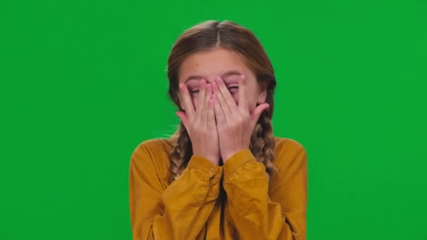 Garota Assustada Assustada Fechando Rosto Com Mãos Olhando Para Câmera — Vídeo de Stock