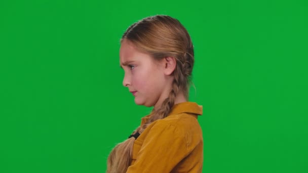 小辫子露出舌头 在绿色的屏幕上转身离开 这让女孩感到很不满意 不满意的白人青少年在彩色背景下的表现 — 图库视频影像