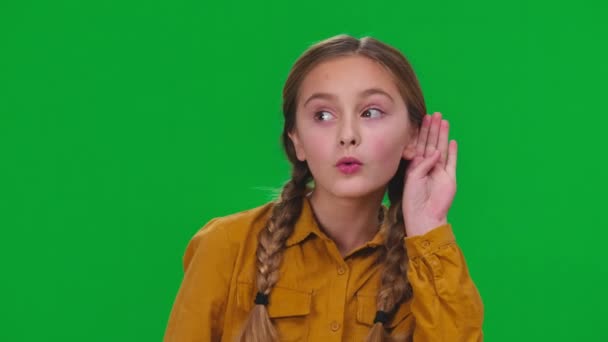 Esmer Ela Gözlü Bir Kızın Portresi Inançsız Bir Yüz Ifadesiyle — Stok video
