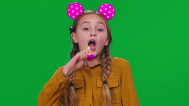 Detailní Veselá Dívka Pózující Zelené Obrazovce Oznamování Party Píšťalka Úsměvem — Stock video