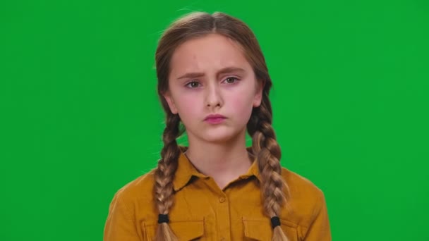 不高兴的女孩合上耳朵 听到绿色屏幕上令人不快的嘈杂声音的特写 面部表情不满意的近视白人青少年在彩色背景下的近视 — 图库视频影像