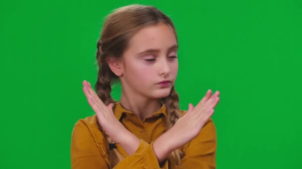 Πορτρέτο Της Σοβαρής Αυστηρή Κορίτσι Κοιτάζοντας Κάμερα Δείχνει Σταυρωμένα Χέρια — Αρχείο Βίντεο