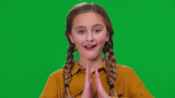Zblízka Zvědavá Okouzlující Dívka Drží Ruce Sobě Usmívá Kameru Zelené — Stock video