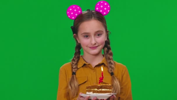 信心十足 快乐的女孩 生日时 望着绿色荧幕上的摄像机 把蜡烛吹灭在蛋糕上 微笑着 白人青少年度假时的正面形象 — 图库视频影像