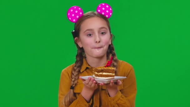 白人女孩在生日时咬着一块美味的甜蛋糕 微笑着看着绿色屏幕上的相机 快乐自信的青少年在彩色键上摆姿势庆祝的肖像 — 图库视频影像