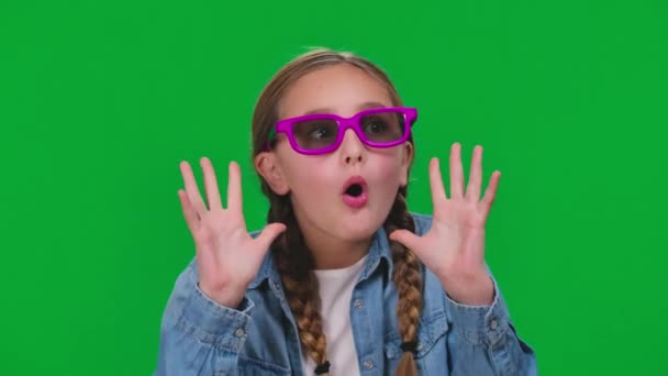 衣服迷人的女孩戴着3D眼镜 手牵着手 脸上带着兴奋的表情 白种人青少年在绿屏背景下欣赏电影的特写 — 图库视频影像