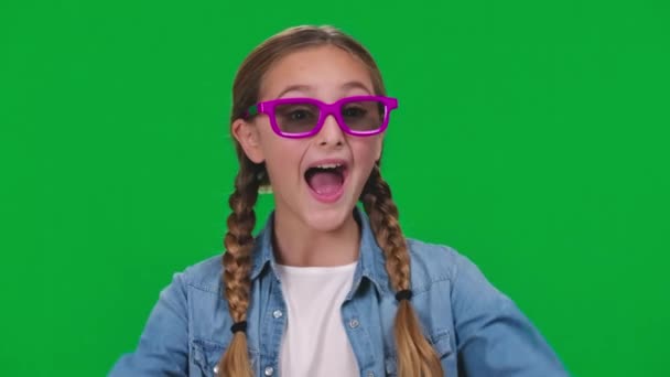 布鲁内特快乐的女孩抬起大拇指 微笑着透过3D眼镜看相机 笑容可亲地在绿色荧幕上摆出高兴而兴奋的白人青少年的画像 — 图库视频影像