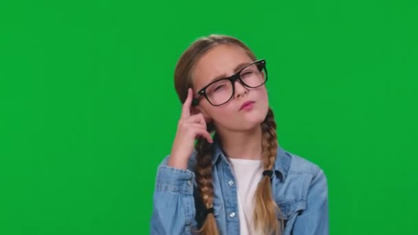 戴眼镜的少女 满脑子想的是摆姿势的想法 看着镜头在绿色的屏幕上微笑 彩色背景下自信聪明的白人青少年的画像 — 图库视频影像