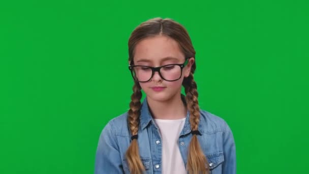 緑の画面上のカメラを見て 健康的なビタミンリンゴの笑顔を食べるインテリジェントな女の子の肖像画 肯定的な自信を持ってスマート白人ティーンPosing上のクロマキーバックでおいしいです果実 — ストック動画