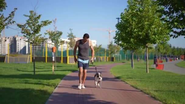 Homem Tiro Largo Cão Correndo Beco Parque Primavera Verão Que — Vídeo de Stock