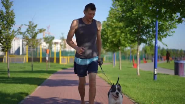 Dolly Girato Ritratto Fiducioso Motivato Sportivo Jogging Con Cane Rallentatore — Video Stock