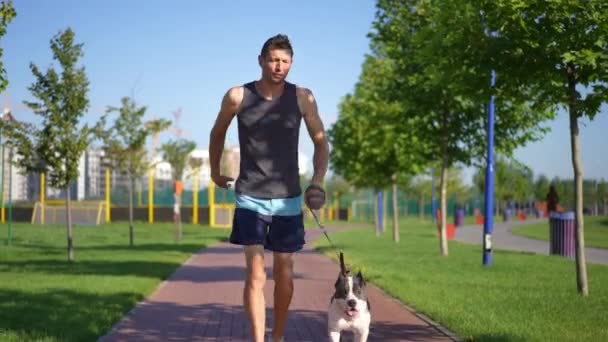Amplio Tiro Motivado Hombre Corriendo Con Perro Dejando Tener Descanso — Vídeos de Stock