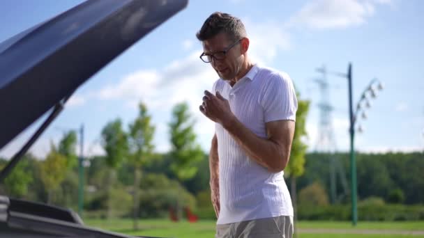 Przemyślany Zakłopotany Biały Mężczyzna Okularach Stojący Otwartej Masce Samochodu Pocierający — Wideo stockowe
