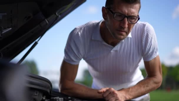 Πορτρέτο Στοχαστικός Συγκεντρωμένος Άνθρωπος Εξέταση Ανοιχτό Αυτοκίνητο Κουκούλα Ψάχνει Για — Αρχείο Βίντεο