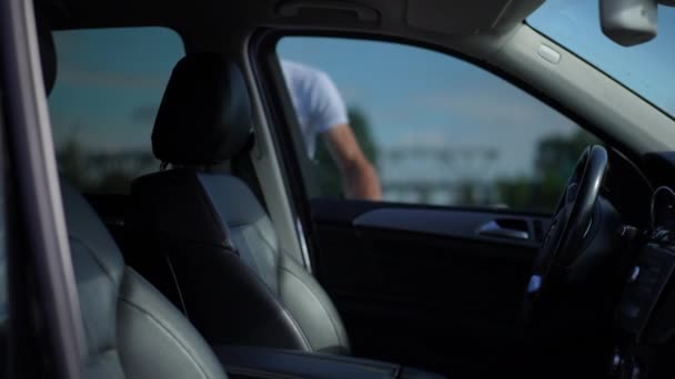 Homem Caucasiano Confiante Abrindo Carro Sentado Assento Motorista Tiro Salão — Vídeo de Stock