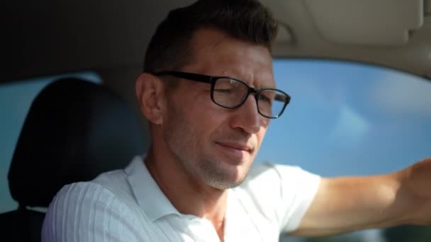 Ritratto Ravvicinato Bell Uomo Con Gli Occhiali Seduto Macchina Distogliere — Video Stock