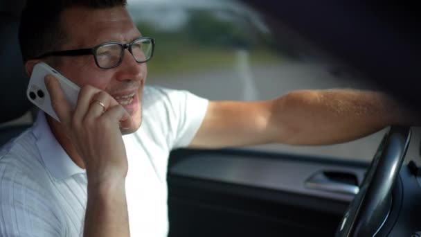Позитивний Впевнений Чоловік Який Розмовляє Телефону Сидить Водійських Сидіннях Автосалоні — стокове відео