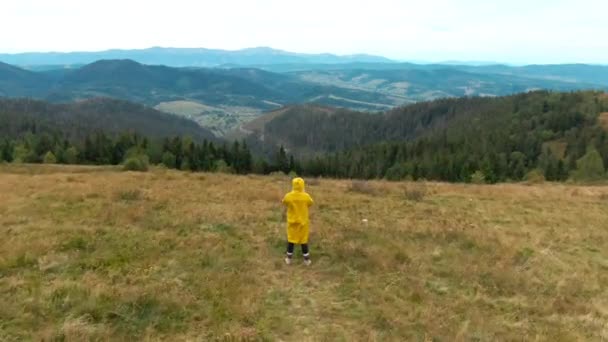 Drone Widok Szczyt Karpat Mijając Człowieka Żółtym Płaszczu Deszczowym Podziwiając — Wideo stockowe