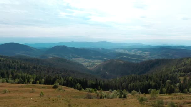 Ciel Nuageux Blanc Sur Les Montagnes Bleues Forêt Verte Sur — Video