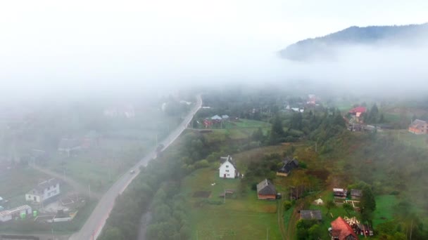 Karpatya Dağları Üzerinde Sisli Bir Sabahta Köyün Sakin Hava Manzarası — Stok video