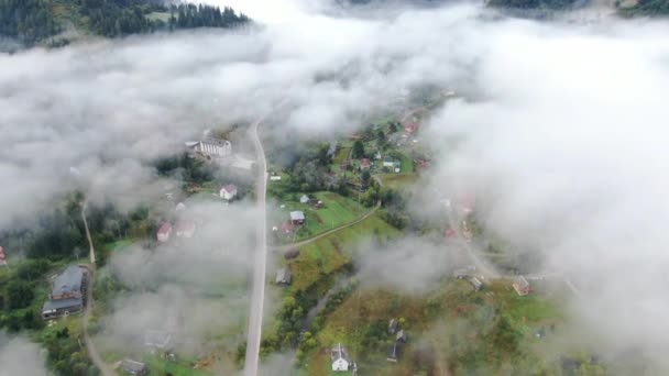 Vue Travers Nuage Blanc Sur Une Petite Ville Des Carpates — Video