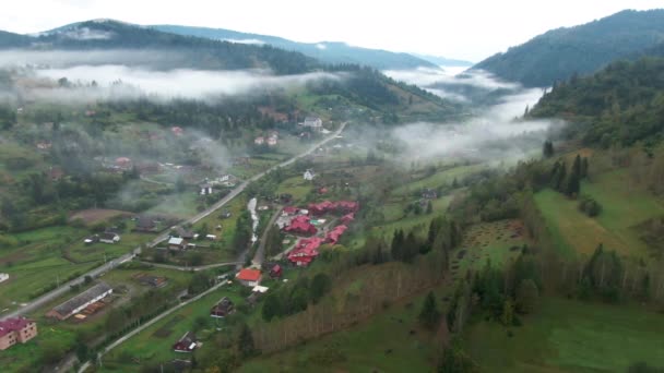 Letecký Pohled Krajina Karpat Hory Malým Městem Široký Záběr Drone — Stock video